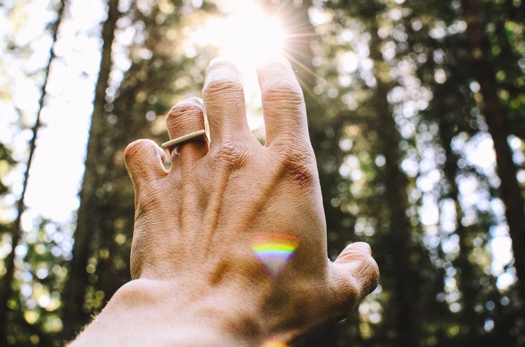 hand poiting the sun